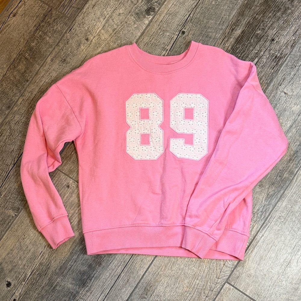 Cozy Pink Crew Neck Sweater with '89' Design